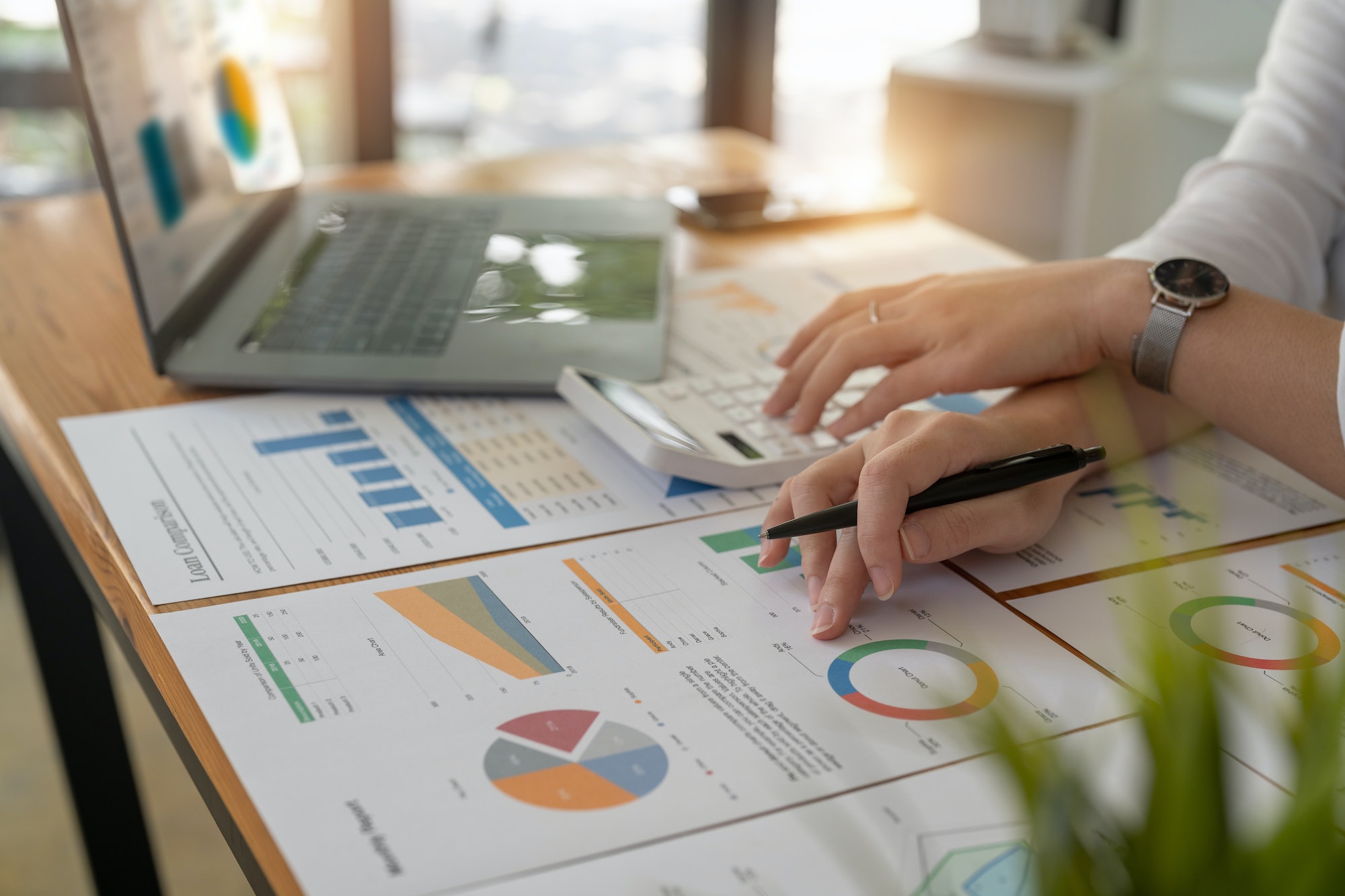 Business woman working in finance and accounting Analyze financial budget in the office.